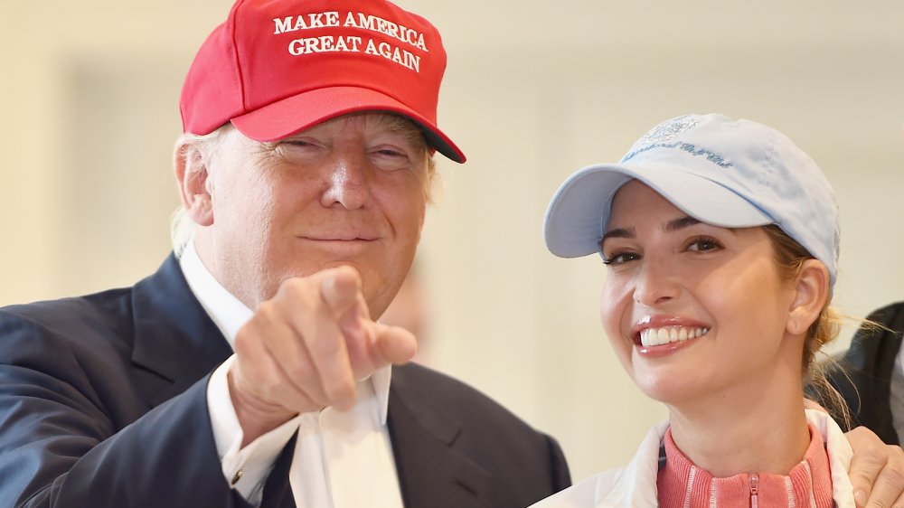 Donald Trump e Ivanka Trump, ambos vestidos casualmente, con sombreros y sonriendo