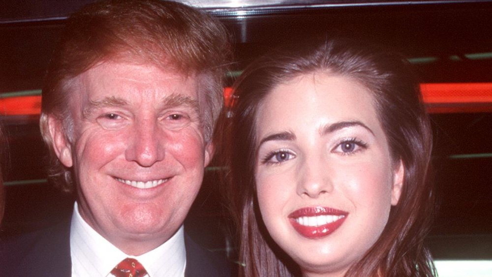 Donald Trump e Ivanka Trump sonriendo y posando juntos en el NYC 2000 Fashion Show