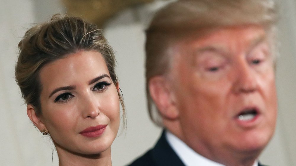 Ivanka Trump viendo hablar a Donald Trump