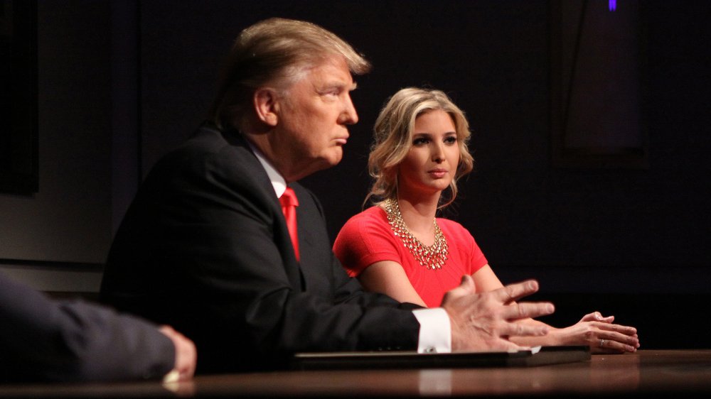 Donald Trump e Ivanka Trump en rojo a juego, sentados en poses similares en The Apprentice