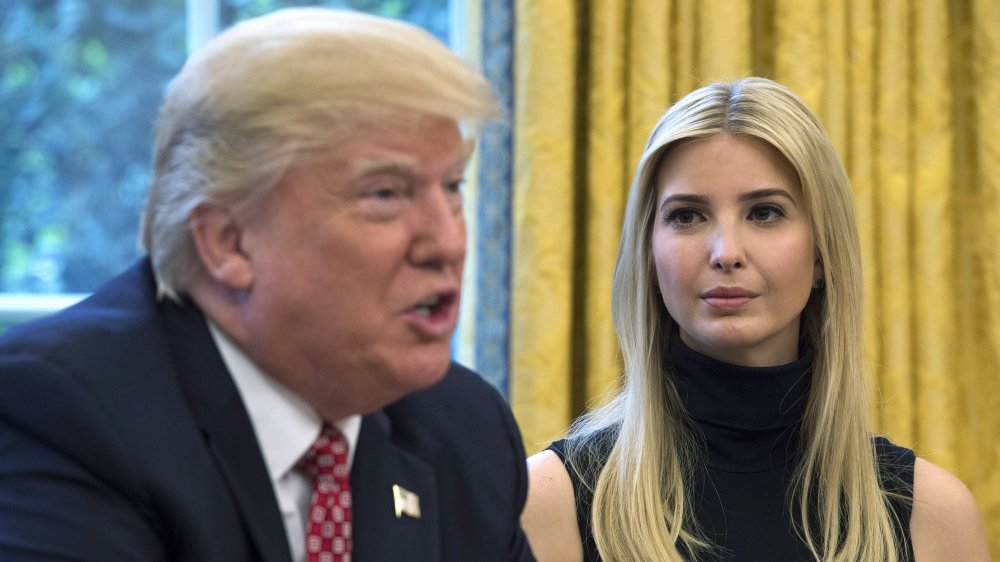 Ivanka Trump viendo a Donald Trump hablar en la Oficina Oval