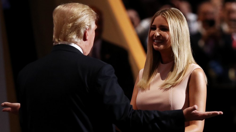 Donald Trump extendiendo sus brazos hacia una sonriente Ivanka Trump