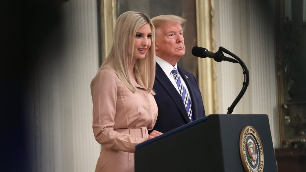 Ivanka Trump hablando en la Casa Blanca mientras Donald Trump mira