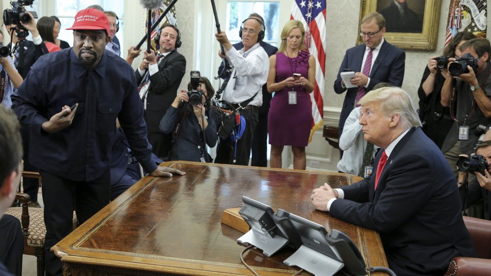 Kanye West con un sombrero MAGA con Donald Trump en la oficina oval