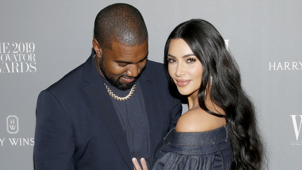 Kanye West mira a Kim Kardashian West, ambos sonriendo al WSJ. Revista Innovator Awards 2019