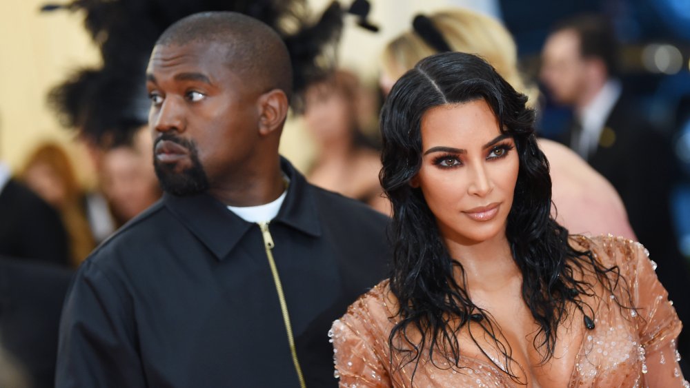 Kanye West, Kim Kardashian West mirando en diferentes direcciones en la Gala Met 2019