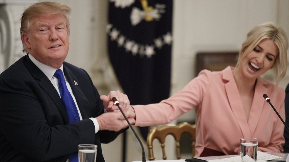 Donald Trump de la mano de Ivanka Trump en una reunión en el comedor estatal de la Casa Blanca 