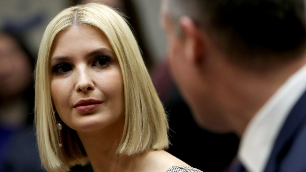 Ivanka Trump se ve severa en una reunión