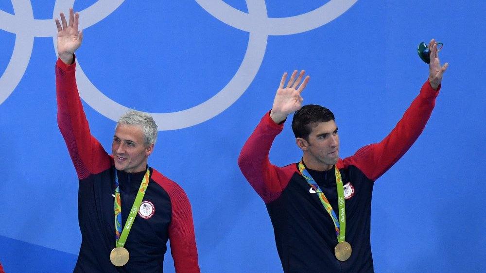 Ryan Lochte y Michael Phelps en una ceremonia de entrega de medallas durante los Juegos Olímpicos de Río 2016 