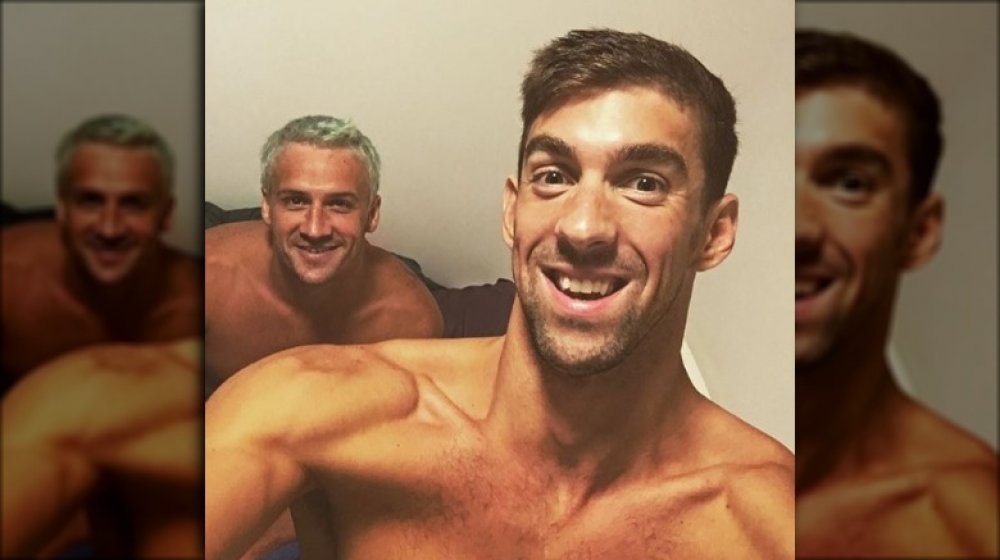 Michael Phelps y Ryan Lochte posan para una selfie en Instagram