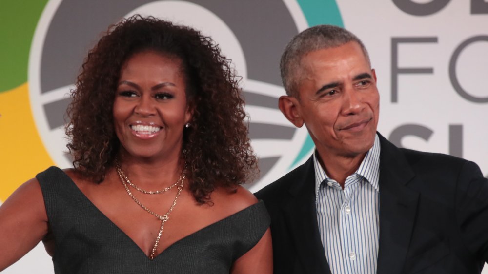 Michelle Obama y Barack Obama saludan a la multitud