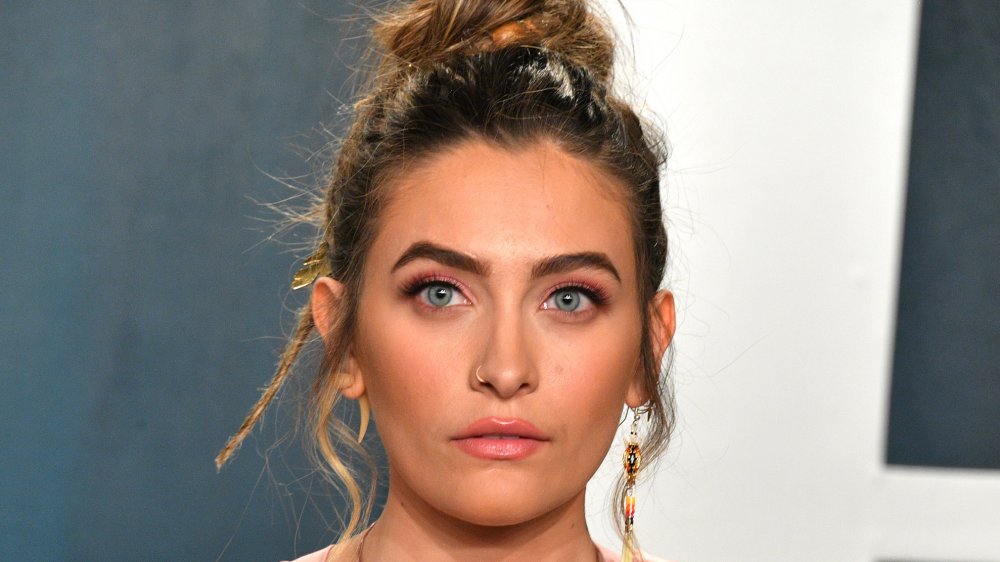 Paris Jackson con una expresión neutra, anillo en la nariz y cabello recogido