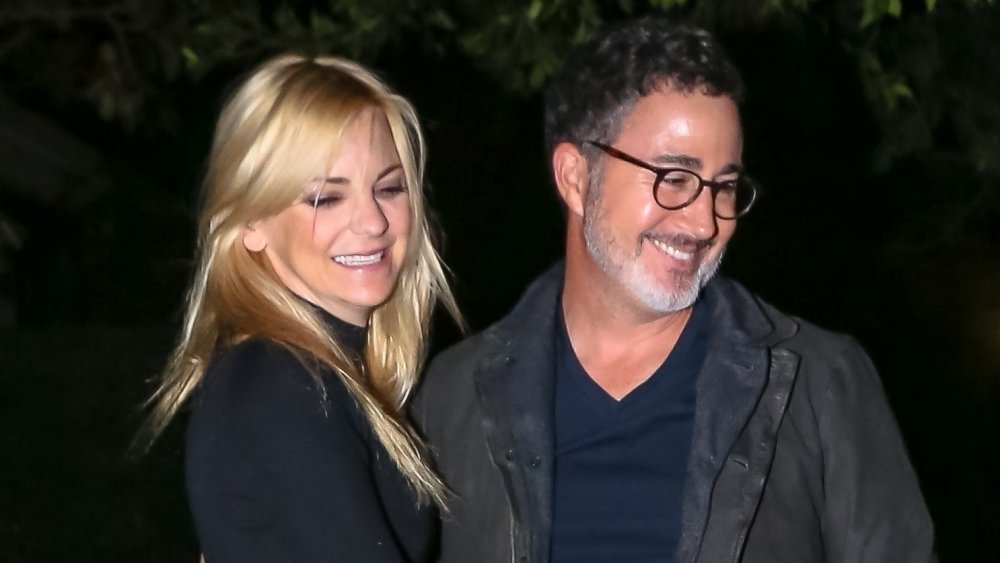 Anna Faris y Michael Barrett sonriendo y abrazándose 