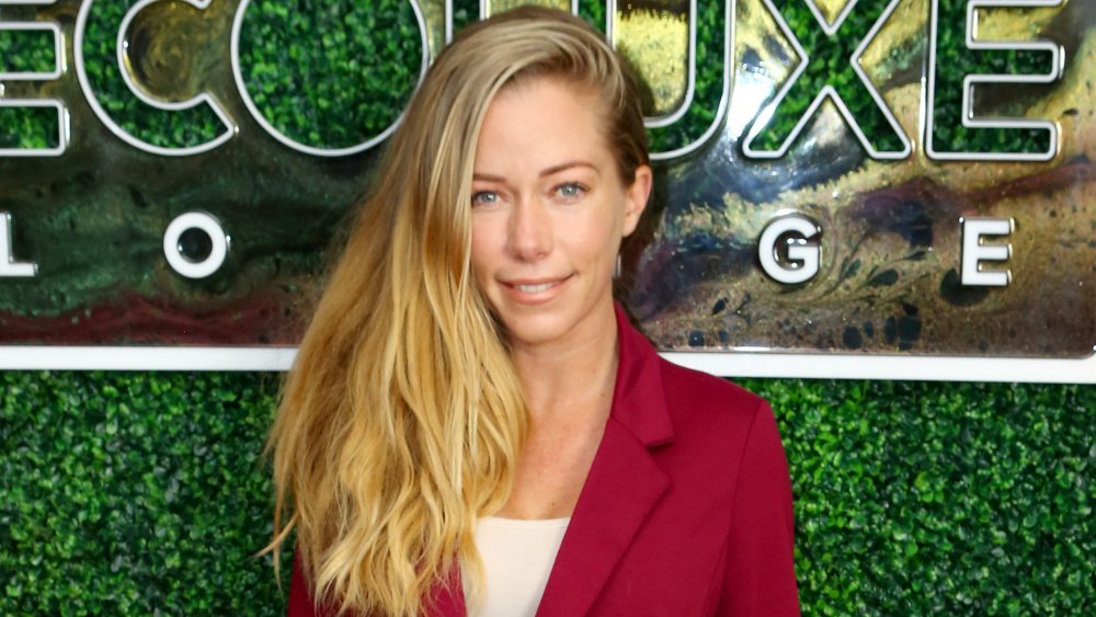 Kendra Wilkinson sonriendo y posando en un evento