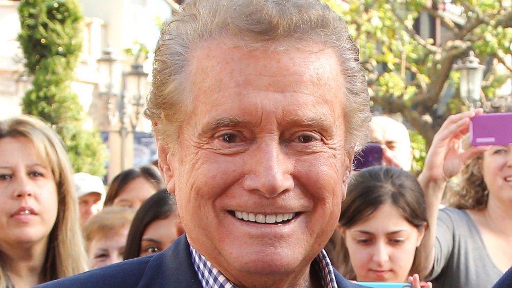 Regis Philbin con un blazer azul y una camisa a cuadros, sonriendo