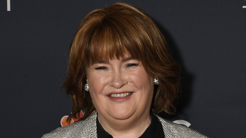 Susan Boyle sonriendo en la alfombra roja