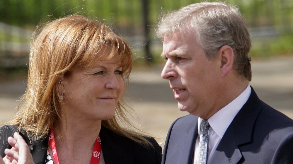 Sarah Ferguson, la duquesa de York, conversa con su ex esposo el príncipe Andrew, el duque de York, mientras esperan a su hija, la princesa Beatriz de York, para completar el maratón de la Virgen de Londres