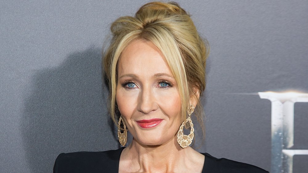 J.K. Rowling con largos aretes de oro