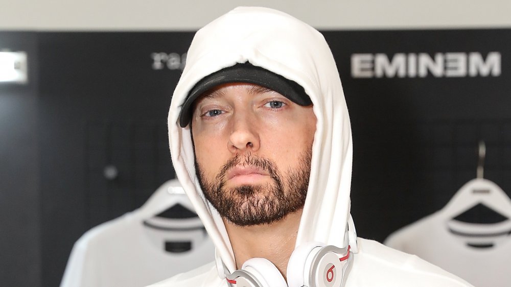 Eminem con sudadera blanca levantada