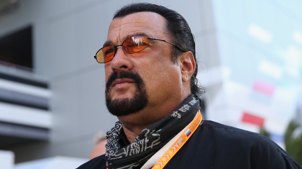 Steven Seagal pensativo, con gafas de color naranja y un pañuelo