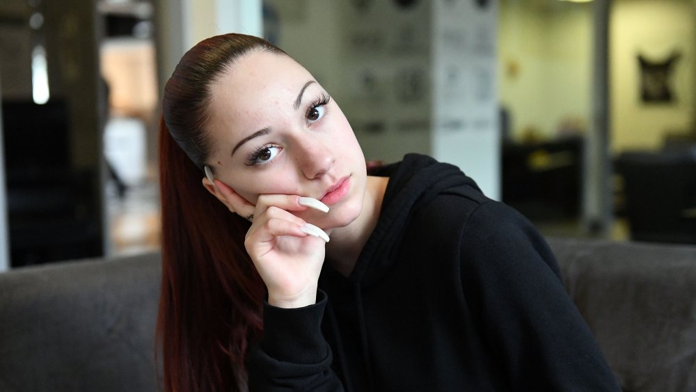 Bhad Bhabie con la mano apoyada en la cara