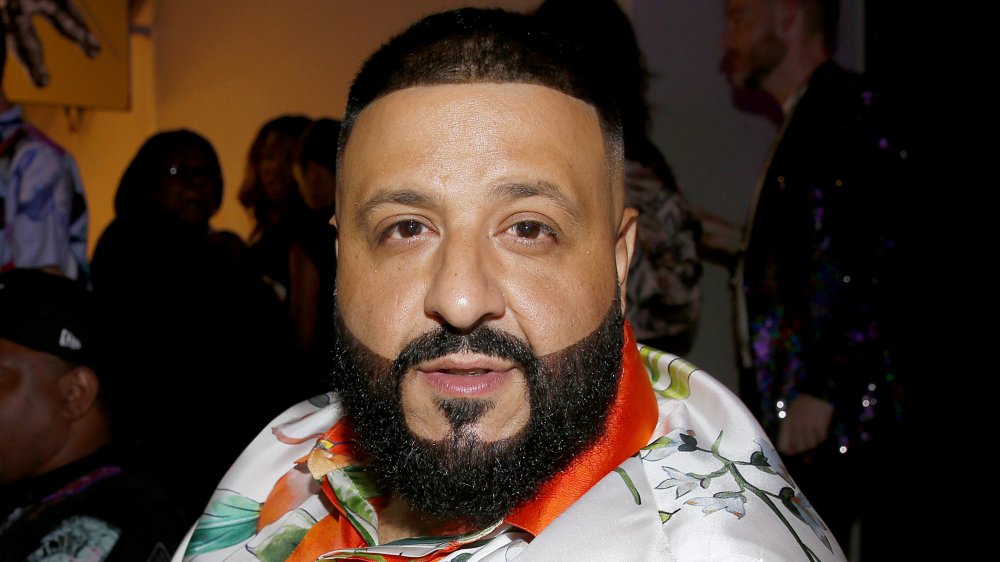 DJ Khaled mirando directamente a la cámara