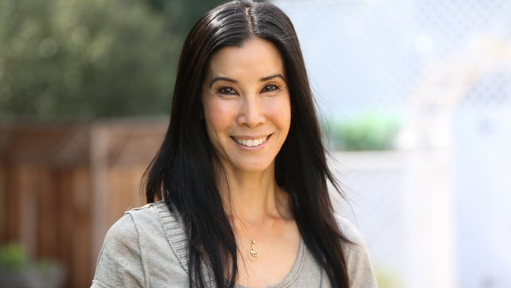 Lisa Ling sonriendo afuera