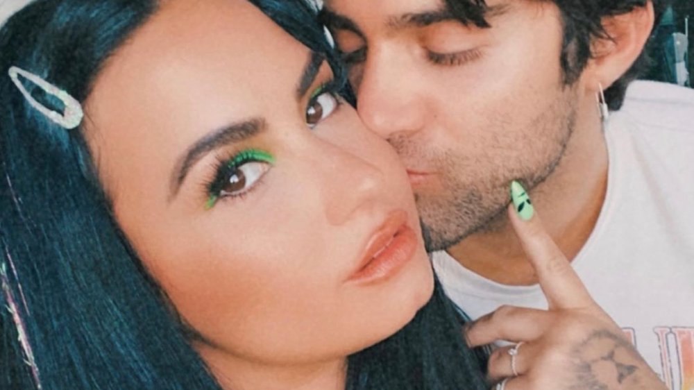 Demi Lovato recibe un beso del novio Max Ehrich en una selfie en Instagram