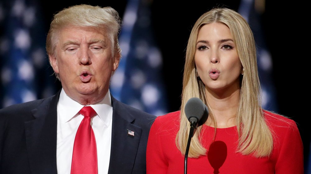 Donald Trump e Ivanka Trump en rojo a juego, probando el micrófono en el RNC 2016