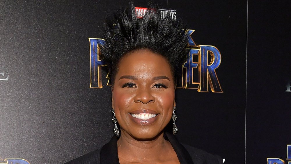 Leslie Jones sonriendo y posando en la alfombra roja