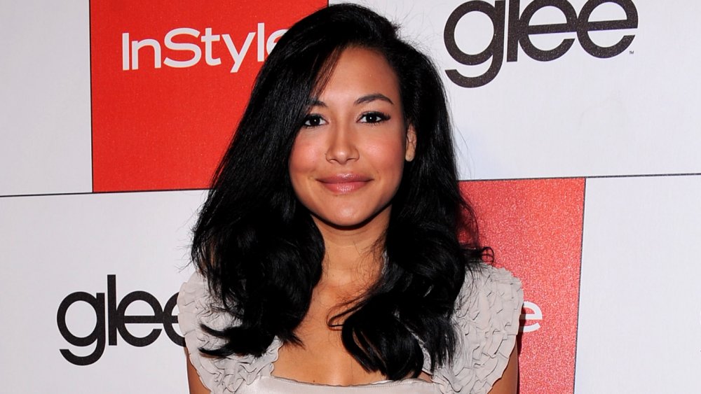 Naya Rivera sonriendo y posando en la alfombra roja de un evento de Glee