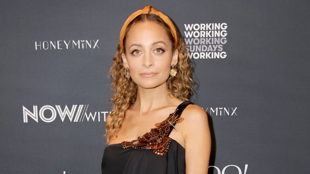 Nicole Richie posando en un evento