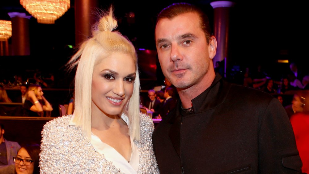 Una sonriente Gwen Stefani y un Gavin Rossdale de aspecto serio posando en un evento un año antes de su divorcio.