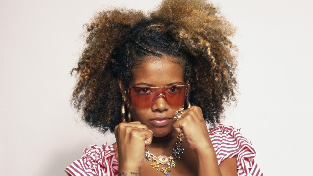 Kelis con puños y gafas de sol rojas