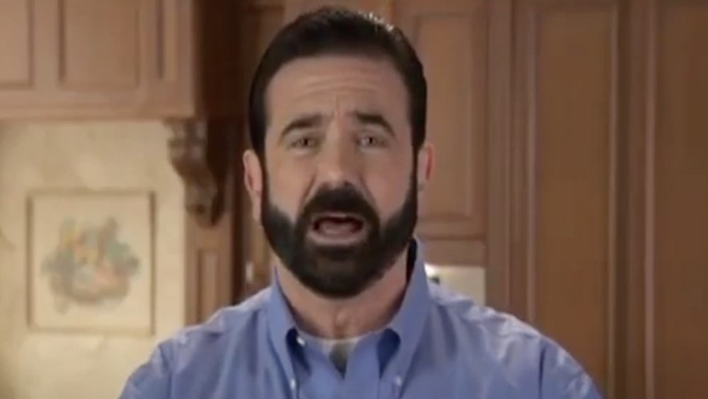 Billy Mays lanzando un producto en un infomercial 