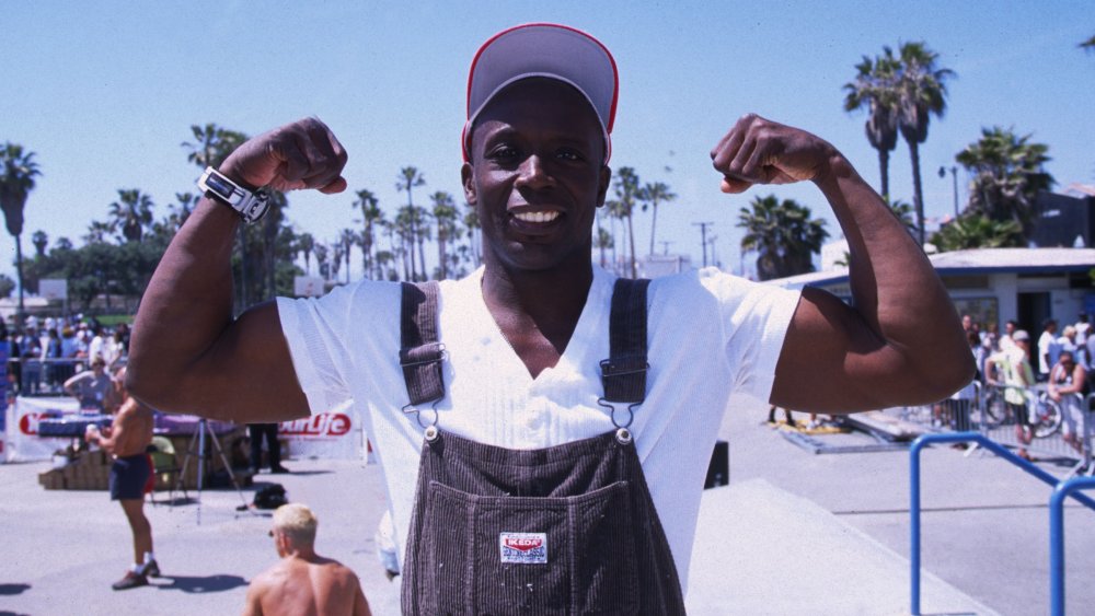 Billy Blanks flexionando sus bíceps