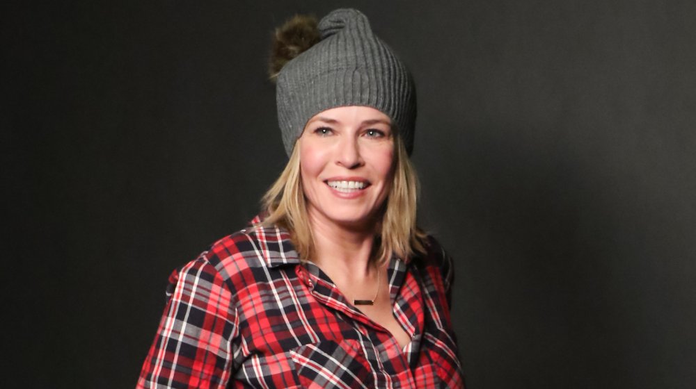 Chelsea Handler con un gorro de invierno gris y franela roja