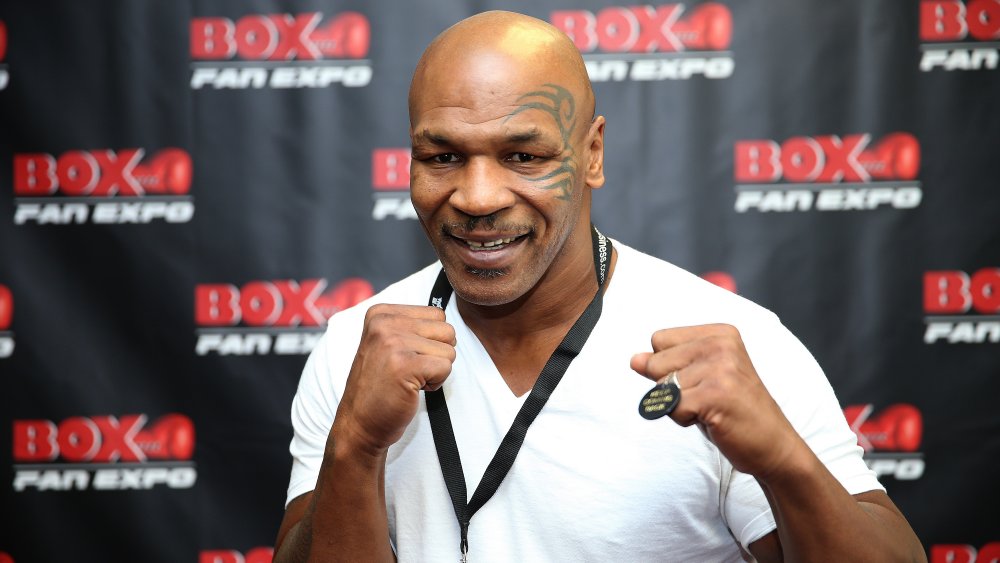 Mike Tyson con los puños en alto, posando