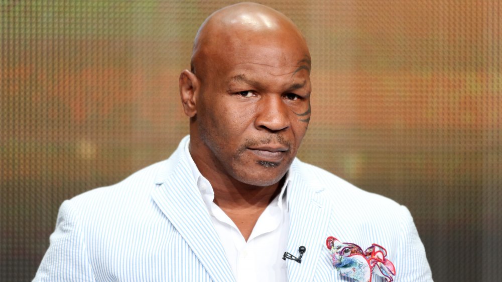 Mike Tyson con un blazer de rayas blancas y azules