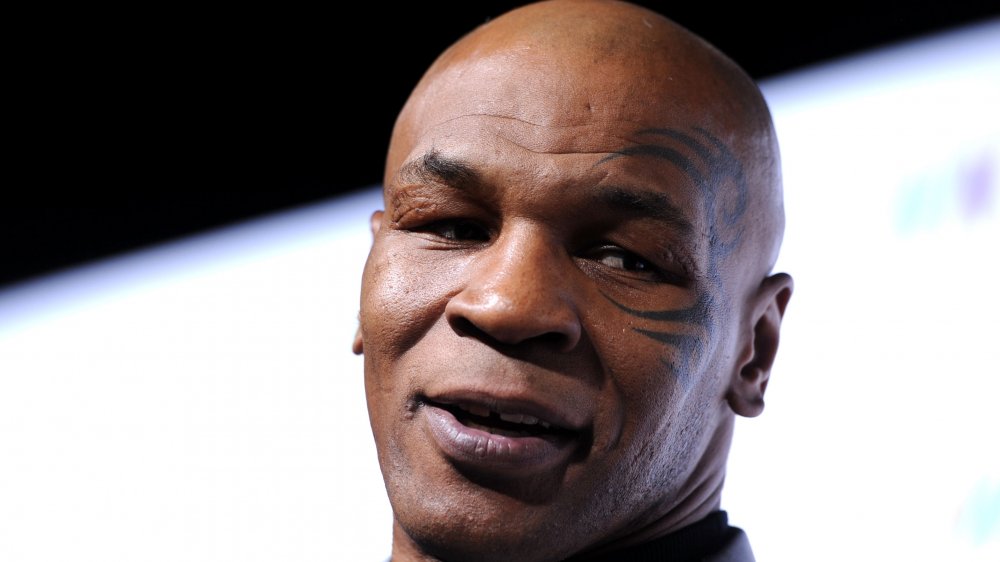 Mike Tyson de cerca, tatuaje de cara en la pantalla.