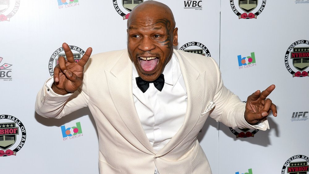 Mike Tyson vomitando signos de paz con la lengua afuera