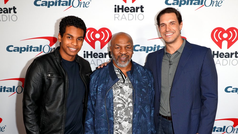 Miguel Leon Tyson, Mike Tyson y Eben Britton posando juntos en el evento de alfombra roja