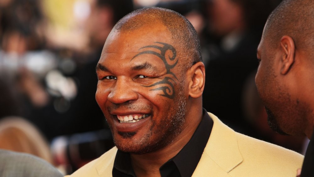 Mike Tyson sonriendo a la cámara