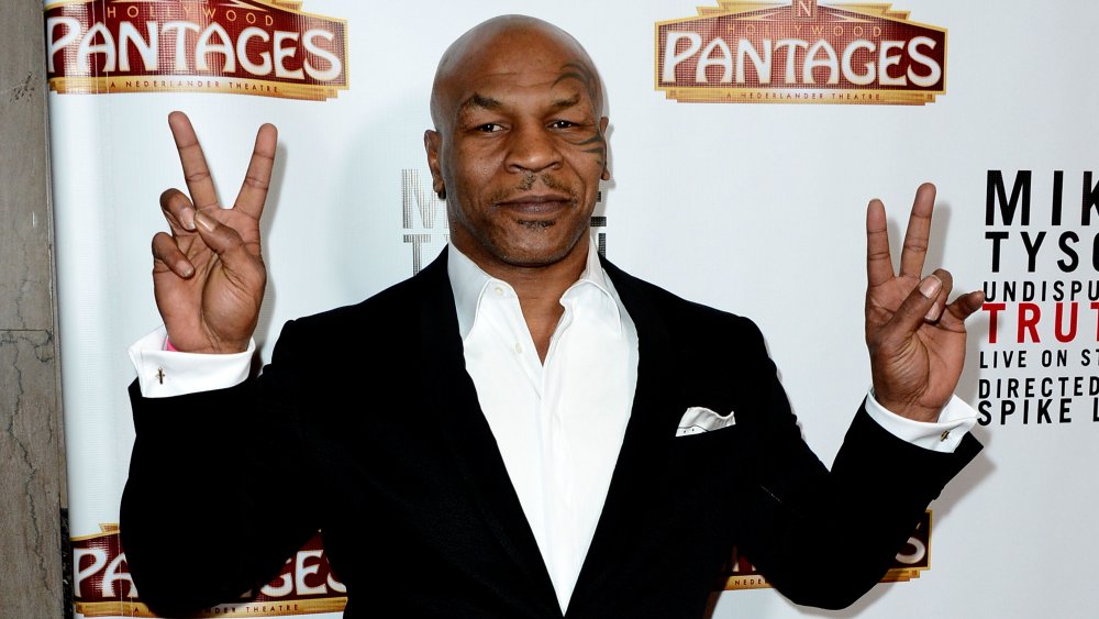 Mike Tyson vomitando signos de paz