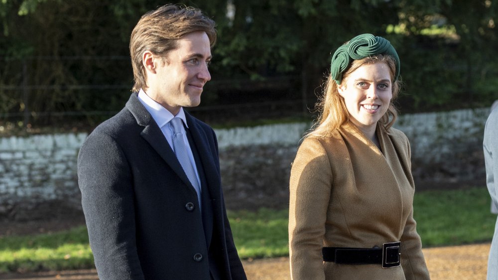 Edoardo Mapelli Mozzi y la princesa Beatriz, sonriendo mientras caminan afuera