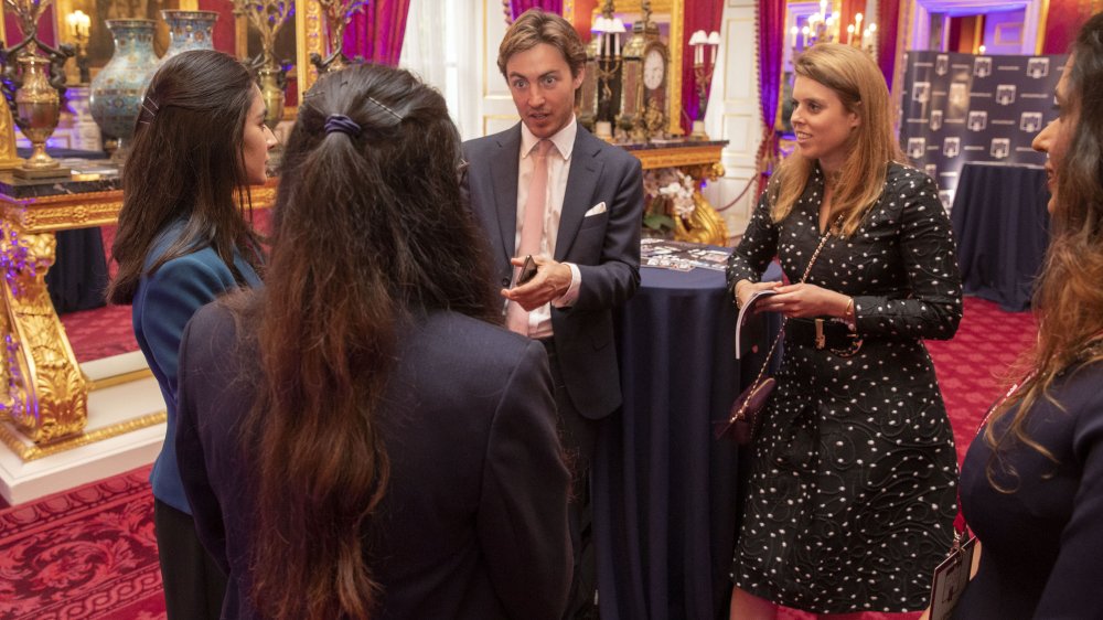 Edoardo Mapelli Mozzi, Princesa Beatriz hablando con invitados en el Palacio de San Jaime