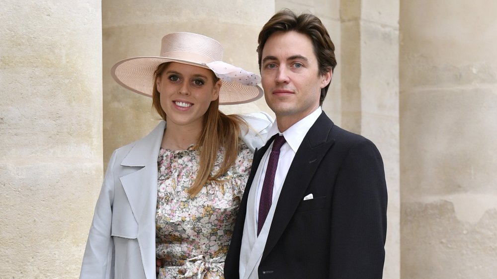 La princesa Beatriz en un vestido floral, posando con Edoardo Mapelli Mozzi, en un traje negro con corbata morada