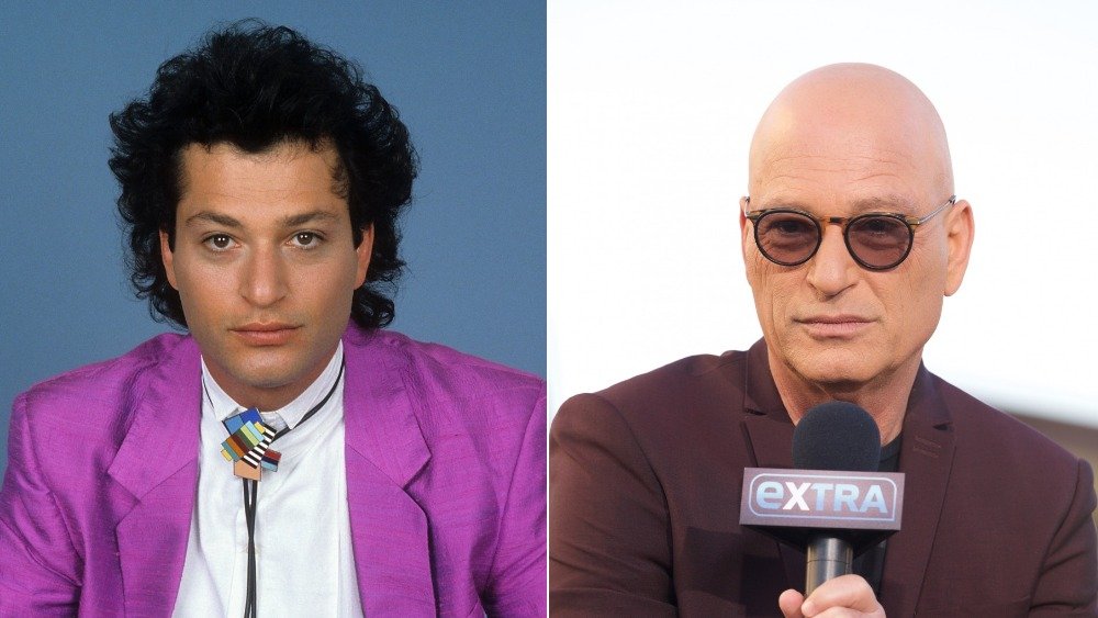 Howie Mandel con cabello en chaqueta morada (izquierda), Howie Mandel calvo con micrófono (derecha)