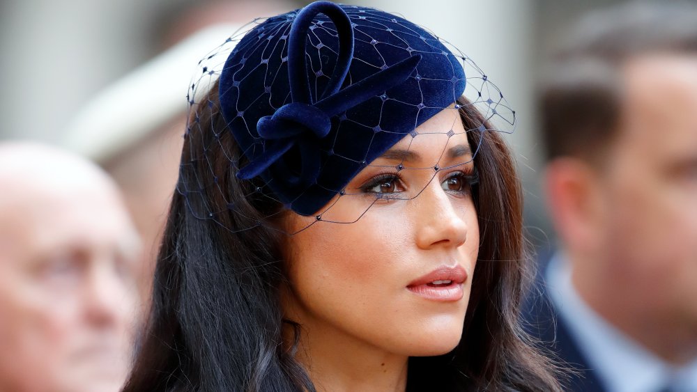 Meghan Markle en un fascinante terciopelo azul