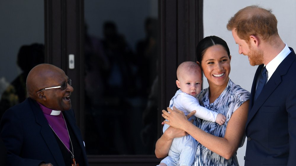 Desmond Tutu mirando a Baby Archie en los brazos de Meghan Markle junto al Príncipe Harry